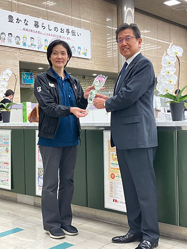 全店で来店客へ豊川産バラ一輪をプレゼント